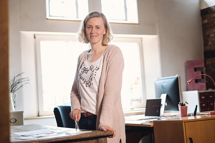 Annika Gandelheid, Designerin bei der Arbeit in Steinhagen